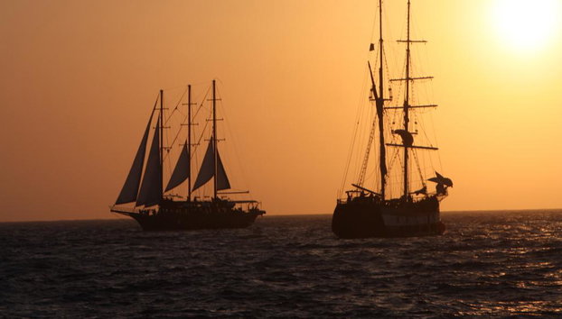 Caldera Sunset Cruise - Photo 4